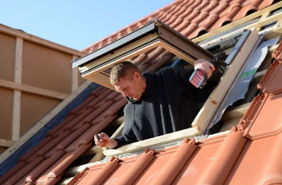 Pose de fenêtres de toit Velux à Thomirey